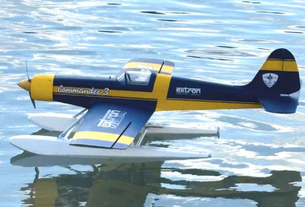 Commander 3 ARF, 1550mm, inkl. Schwimmersatz und Befestigungsadaper Commander